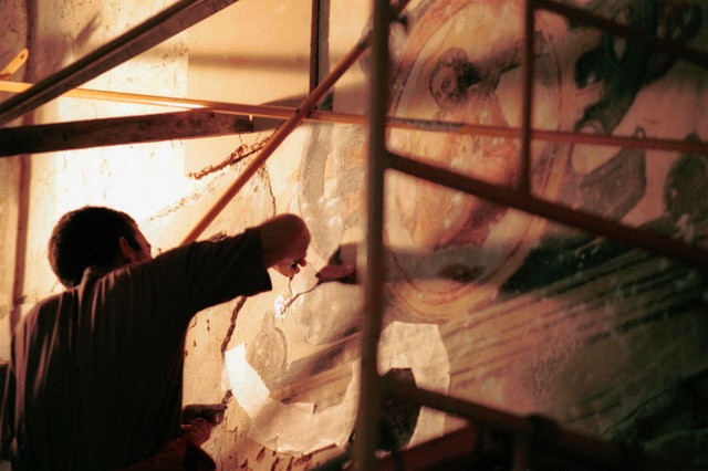 Pepe restoring frescos in 2002 . Photo © Carlos Cáceres